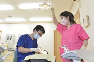 歯科医師が充填中 歯科医師が充填中